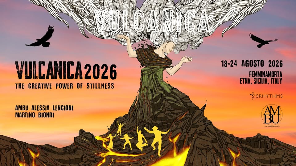 Vulcanica 2026 Potrebbe essere un'immagine raffigurante il seguente testo "SICANCA VULCANICA VULCANICA2 2026 THE CREATIVE POWER OF STILLNESS AMBU ALESSIA LENCIONI MARTINO BIONDI 18-24 AGOSTO 2026 FEMMINAMORTA ETNA, SICILIA, NÁ,SICILIA,ITA ITALY RSRHYTHMS 创 HEMCWEW BALACE ትልኝ"