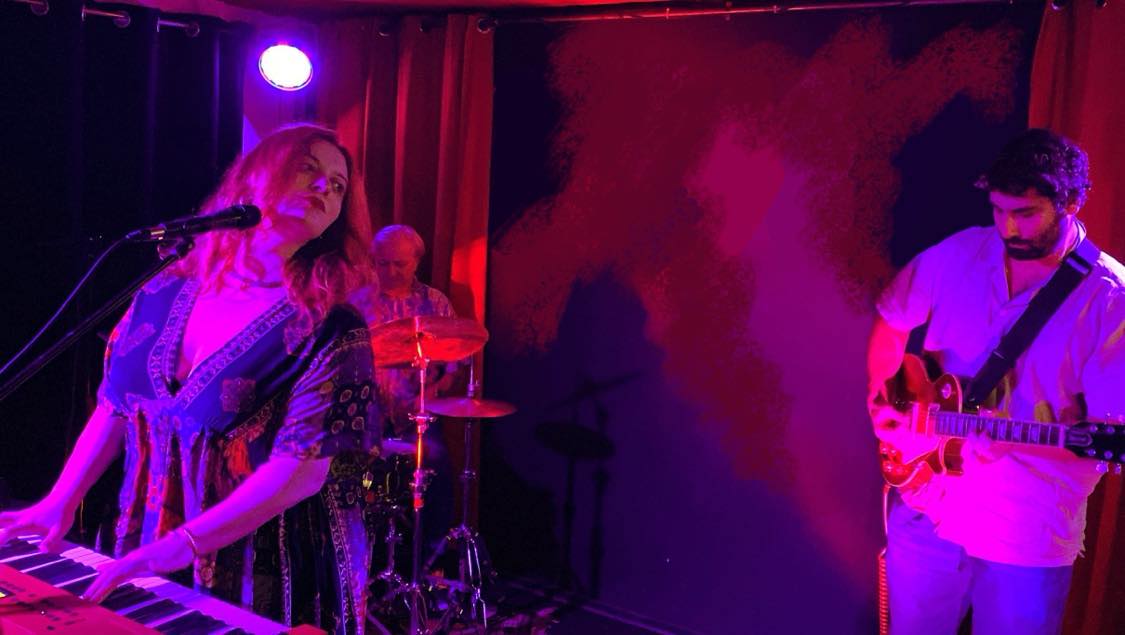 Potrebbe essere un'immagine raffigurante pianoforte