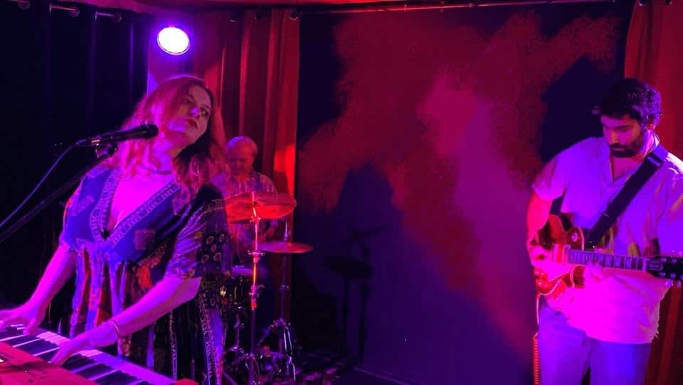 WOODSTOCK NIGHT – Voodoo Child – LIVE Potrebbe essere un'immagine raffigurante pianoforte