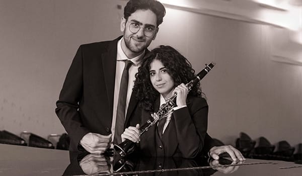 Potrebbe essere un'immagine raffigurante una o più persone, persone che sorridono, vestito elegante, violino, oboe, flauto e clarinetto