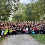 13 Giugno FitnessWalk® Cuneo Giardini di Villa Sara Potrebbe essere un'immagine raffigurante yoga, sorriso e folla