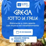 🇬🇷 Agorà – La Grecia sotto le Stelle a Grado Pineta 🇬🇷 Potrebbe essere un'immagine raffigurante souvlaki e il seguente testo "TABERNA TAKA-O- GRECIA SOTTO LE STELLE Ristorante a cielo aperto con musica ed intrattenimento 01-03 MAGGIO GRADO PINETA LARGO PUNTA BARBACALE"