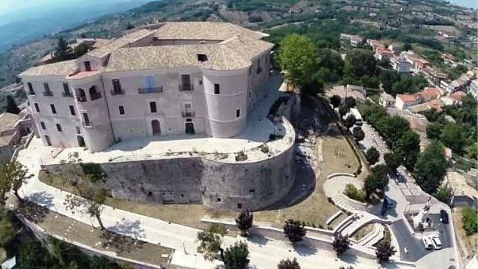 Alla scoperta di Gesualdo e del suo Castello Potrebbe essere un'immagine raffigurante castello