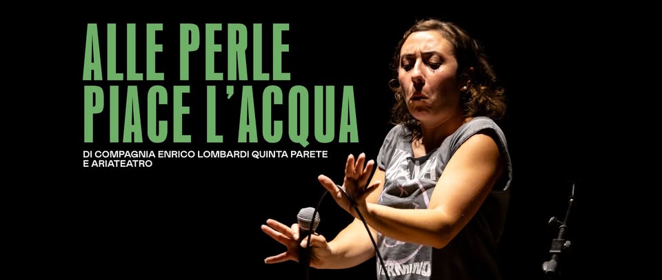 Alle perle piace l’acqua | FESTIVAL BELLANDI 2026 Potrebbe essere un'immagine raffigurante clarinetto e il seguente testo "ALLE PERLE PIACE L'ACQUA DI COMPAGNIA ENRICO LOMBARDI QUINTA PARETE E ARIATEATRO ARAUWO"