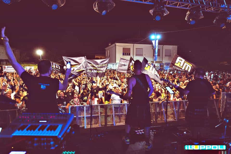 AM live @Santa Valeria – Seregno (MB) Potrebbe essere un'immagine raffigurante sassofono, folla e testo