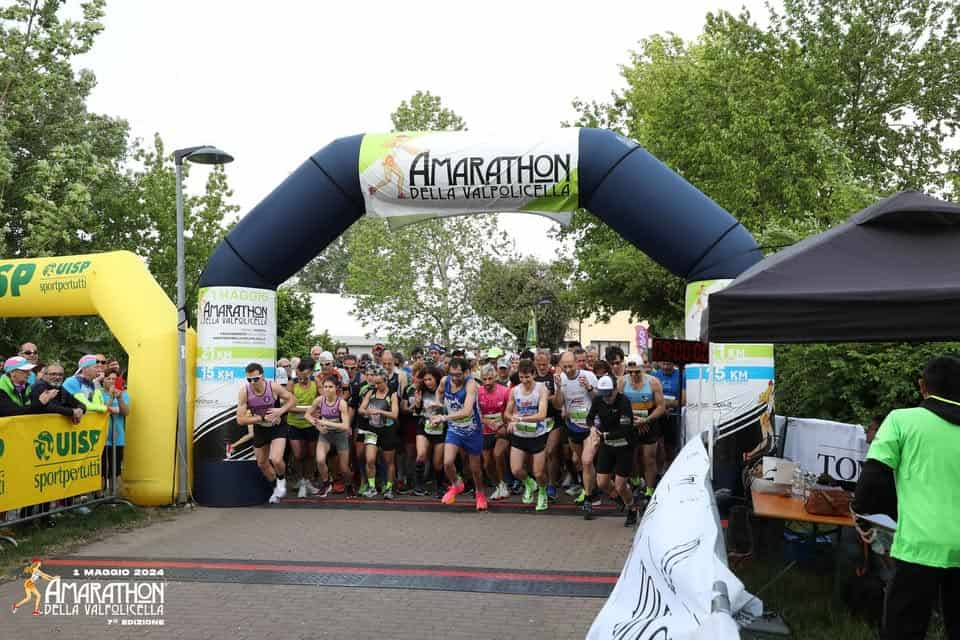 Potrebbe essere un'immagine raffigurante folla e il seguente testo "AMARATHON DELLAVALPOLICELL ALPOLICELL DELLA P 感UISP sportpertutti 1MAGGIO AMARATHON HLAVALPOLKEL งดานเ 化系 時当け QUISE sportpertuti 1KM P.KM MAGGIO 2024 AMARATHON .DELLA VALPOLICELLA VALPO EDIZIONE TO"