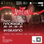 AperiCuore 2026 Potrebbe essere un'immagine raffigurante una o più persone, incendio, fuochi_d'artificio, folla e il seguente testo "ee APERI CUORE UN GESTO UNGESTODALC ODALCUORE DAL CUORE የኢ עחמס APERICUORE 오도 ر _וצובה"