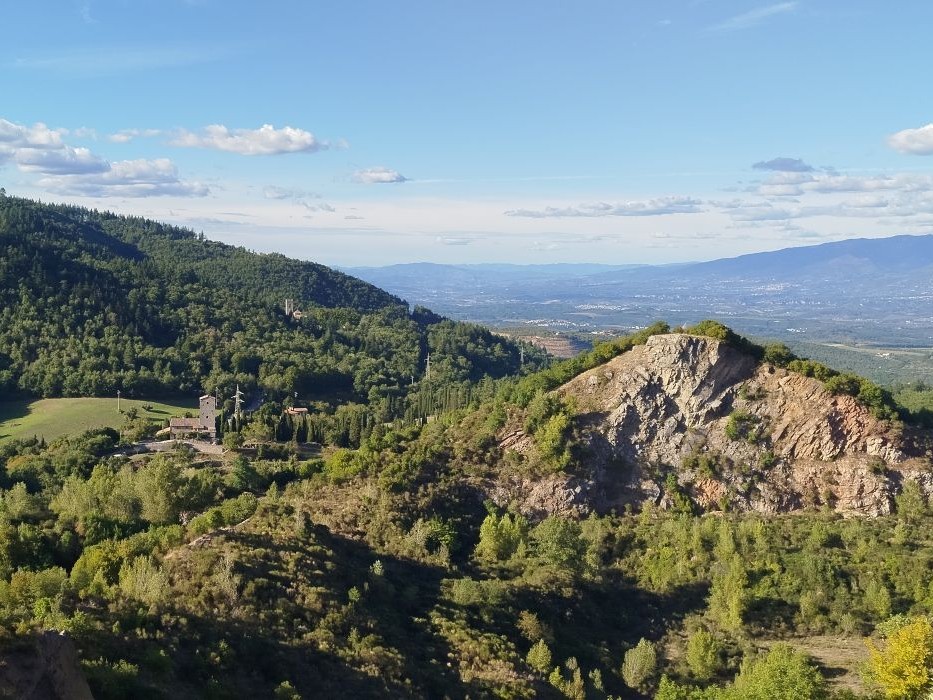 Bee-Trekking – Alla Rocca di MONTEGROSSI nel Chianti classico Potrebbe essere un'immagine raffigurante montagna