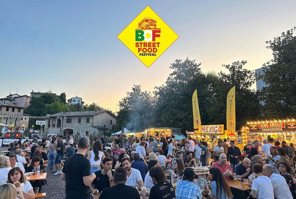 🔥 🍻 CASTELLARANO STREET FOOD FESTIVAL 🔥 🍻 Piazza XX Luglio 🎵 🍔 Potrebbe essere un'immagine raffigurante folla, tempio e testo
