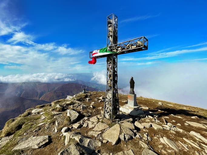 Club 2000: Monte Cusna, il tetto di Reggio Potrebbe essere un'immagine raffigurante montagna