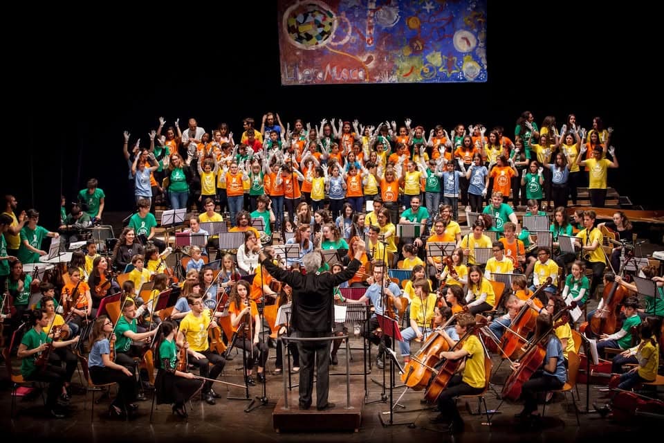 Concerto Rainbow – Colori, popoli e canti Potrebbe essere un'immagine raffigurante violino, flauto, oboe, clarinetto e testo