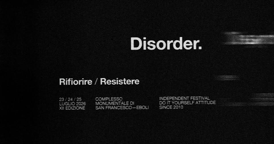 Disorder. | XII Edizione | 23 / 24 / 25 Luglio 2026 | Eboli (SA) Potrebbe essere un'immagine in bianco e nero raffigurante il seguente testo "မန်ြားတတံေမတေ် มนั Disorder. Rifiorire Rifiorire/Resistere Resistere XIIEDIZIONE UEI2E 70202 2026 COMPLESSO ESSO MONUMENTAL MONUMENTALEDI DI SAN SANFRANCESCO-EBOL FRANC RANCESCO-EBOL INDEPENDENTFESTIVAL INDEPENDENT FESTIVAL DOITYOURSELFATTITUDE YOURSELF ATTIT ATTITUDE ATTITUDE UDE SINCE2010 2010 INCE"