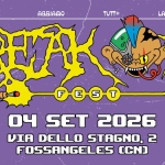 Freak Out! Fest 2026 – XI EDIZIONE Potrebbe essere un'illustrazione raffigurante il seguente testo "LA ടര IN FONDO ABBAMO TUTT* 英 000 FES-T T F VOLX 04 SET 2026 VIA DELLO STAGNO, 2 FOSSANGELES"