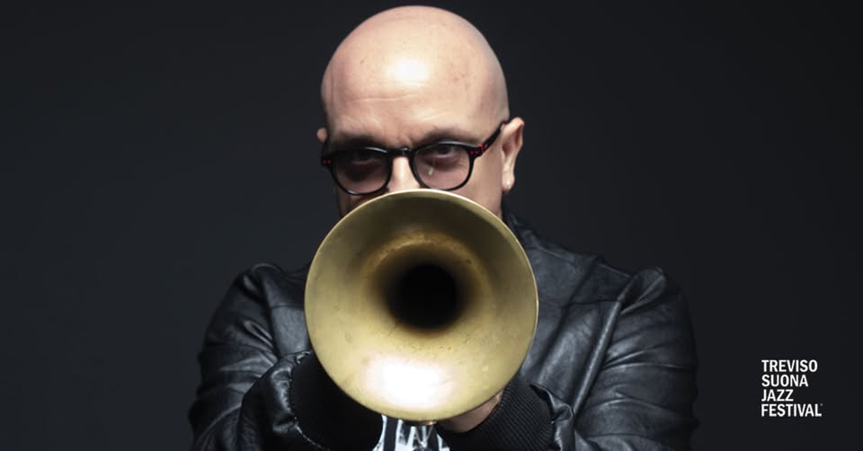 GIOVANNI FALZONE – RACCONTI DI VIAGGIO Potrebbe essere un'immagine raffigurante tromba, sassofono, clarinetto, ottone e il seguente testo "M M m"