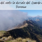 Il regno del vento: la dorsale dei monti Guarda, Plagne, Banera e Urazza Potrebbe essere un'immagine raffigurante orizzonte, nebbia, montagna e il seguente testo "nel regno del vento: la dorsale dal Guarda all' all'Urazza Domenica"