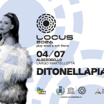Locus 2026 – 04/07 DITONELLAPIAGA Potrebbe essere un contenuto di pop art raffigurante il seguente testo "LOCUS 2026 play what's not there 04/07 ALBEROBELLO LARGO MARTELLOTTA DITONELLAPIAGA HAR MARE RE TRULLI COMUNEDIATRERCREILO COMUNET ATBERORELIO UNESCO UNESCO TREMTEMMALE DUEMILAVENTISEI DUEMILA VEM ISEI"