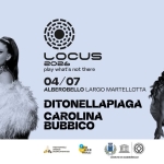 Locus 2026 – 04/07 DITONELLAPIAGA Potrebbe essere un contenuto di pop art raffigurante il seguente testo "LOCUS 2026 play what's not there 04/07 ALBEROBELLO LARGO MARTELLOTTA DITONELLAPIAGA HAR MARE RE TRULLI COMUNEDIATRERCREILO COMUNET ATBERORELIO UNESCO UNESCO TREMTEMMALE DUEMILAVENTISEI DUEMILA VEM ISEI"