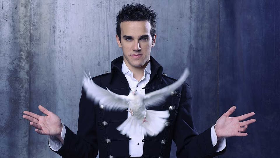 Luca Bono in “L’Illusionista” al Teatro Astra di Schio (VI) Potrebbe essere un'immagine raffigurante vestito elegante
