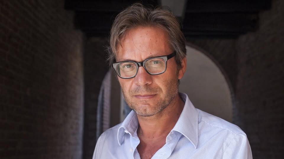 Massimo Recalcati Potrebbe essere un'immagine raffigurante una o più persone e occhiali
