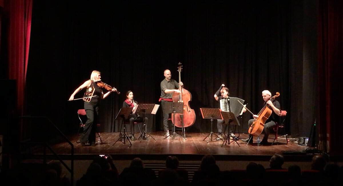 Musica e Natura a Campigna Potrebbe essere un'immagine raffigurante clarinetto e violino