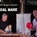 Ortoteatro in tournée presenta DI LA DAL MARE Potrebbe essere un'immagine raffigurante il seguente testo "ሞዮስ لتيسه www.ertefeaPre.it BaжmTиKw #7R Compagnia Walter Broggini, Ortoteatro LÀ DAL MARE Spettacolo O rattini a guanto", a mano vera", marionette tavoloe da attore con Walter Brogginie Fabio Scaramucci Copreduzcne.CompiW Co-produzione Walter Brogai Broggini Emmec A5500 ssociazione Cultu ale nidea d MossimoCouzzi imoCauzzi"