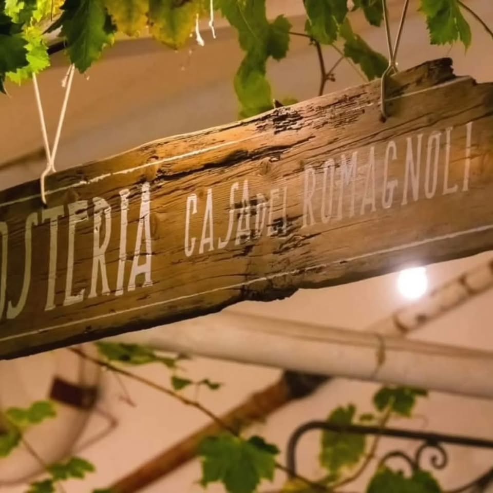 Osteria aperta nel Weekend Potrebbe essere un'immagine raffigurante testo