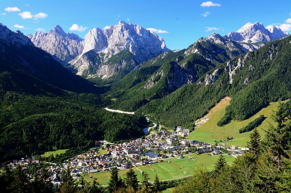 ponte di giugno 2026 1.2 giugno 1 notte a KRANISKA GORA Potrebbe essere un'immagine raffigurante le Tre Cime di Lavaredo e montagna