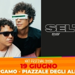 Selton @ NXT Festival 2026 Bergamo, Piazzale degli Alpini – 19 giugno 2026 Potrebbe essere un'immagine raffigurante una o più persone e testo
