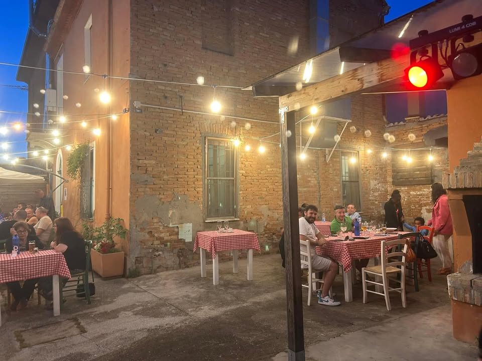 Serata dei Single a Ravenna, Fornace Zarattini ! Potrebbe essere un'immagine raffigurante illuminazione
