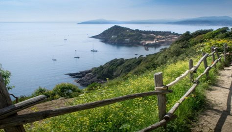 SESTRI LEVANTE TREKKING PROMONTORIO PUNTA MANARA Potrebbe essere un'immagine raffigurante orizzonte, nebbia e oceano