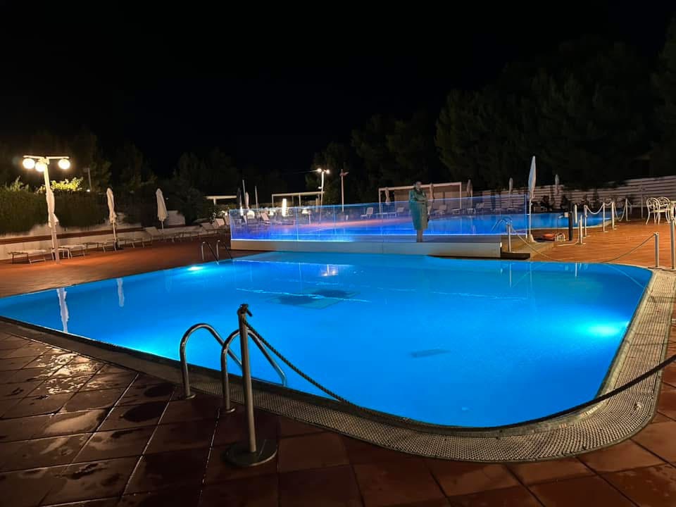 Single in tour a Marina di Montemarciano di Ancona by Celestino ! Potrebbe essere un'immagine raffigurante nuotare e piscina