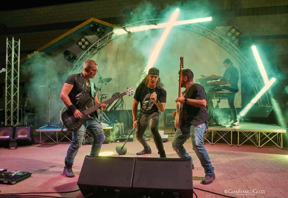 Tortuga Vigliano BI-RocKetti BandLive Potrebbe essere un'immagine raffigurante chitarra