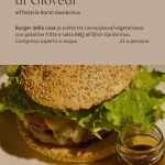 Tre serata cult – Giovedì burger della casa Potrebbe essere un'immagine raffigurante hamburger e il seguente testo "di Giovedì all' Osteria Borso Gambrinus Gambrinus Burger della casa (a scelta tra carne/pesce/vegetariano) con patatine fritte e salsa all Elisir Gambrinus. Compreso coperto e acqua. .23 a persona"