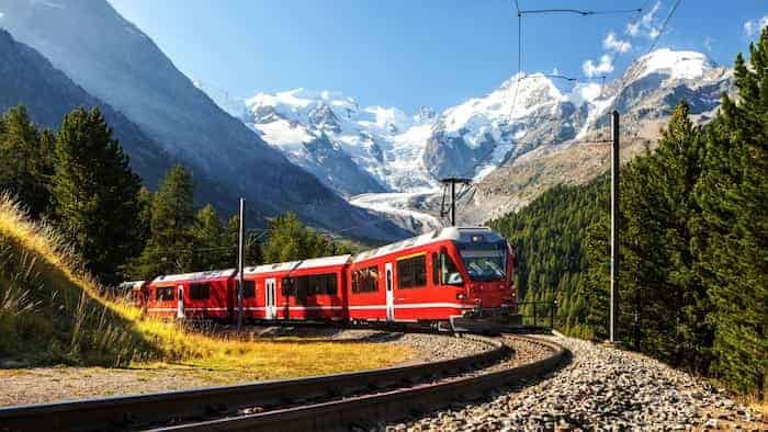 TRENINO ROSSO DEL BERNINA & SOGGIORNO A LIVIGNO Potrebbe essere un'immagine raffigurante treno e ferrovia