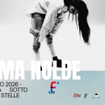25.07 | Emma Nolde a Ferrara Sotto Le Stelle Potrebbe essere un contenuto grafico raffigurante il seguente testo "EMMA EMMANOLDE NOŁDE 25 LUGLIO 2026- FERRARA SOTTO LE STELLE ن 30 arci& arcif CLPRSIIDOIA ORER locusta"
