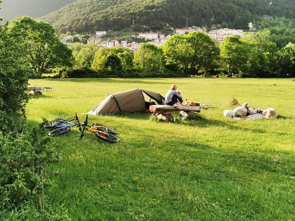 27 e 28 giugno in Abruzzo in tenda: due giorni “wild” con noi tra sentieri e realtà pastorali Potrebbe essere un'immagine raffigurante camping e erba