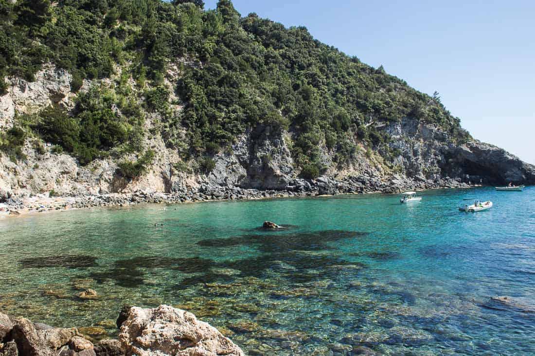 Al Ritmo del Mare: Vacanza Yoga e Rinascita in Toscana Potrebbe essere un'immagine raffigurante Camogli