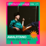 Amalfitano LIVE | DumBO Summertime LIVE Potrebbe essere un contenuto di pop art raffigurante il seguente testo "DüBOSummertime020 um DUMBO ال live AMALFITANO 11 GIUGNO 2026 H. 21:00 / BAIA BAI"
