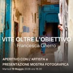 Aperitivo con l’artista – Francesca Gherro VITE OLTRE L’OBIETTIVO Potrebbe essere un'immagine raffigurante il seguente testo "م 다 VITE OLTREI OLTREL'OBIETTIVO L' L'OBIETT VO Francesca Gherro APERITIVO CON L'ARTISTA e PRESENTAZIONE MOSTRA FOTOGRAFICA Martedì 19 Maggio 2026 ore 18.00"