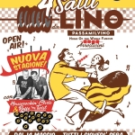 Aspettando… 4 Salti da Lino(passamilvino) ✦ Tutti i giovedì sera d’estate Potrebbe essere un contenuto di pop art raffigurante il seguente testo "TeRina IN COLLABORAZIONE CON ...ASPETTANDO ANDO FONDAZIONE ERSILIA 4Salti LINO PASSAMILVINO HOME OF THE WORLD FAMOUS Arrostcini OPEN AIR! NUOVA STAGIONE! TZRP oM SB con Houserockin' Chris Kaffo RaffoHETwist THE Twist DAL 14 MAGGIO... TUTTI I GIOVEDI' SERA INGRESSO LIBERO INIZIO 21.00 FINE 23.30 STRADA ALTESSANO 166/C JUVENTUS STADIUM TORINO WWW.LINOPASSAMILVINO.IT"