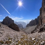 Bivacco Marchi-Granzotto, una scatola rossa d’amore Potrebbe essere un'immagine raffigurante montagna e le Tre Cime di Lavaredo