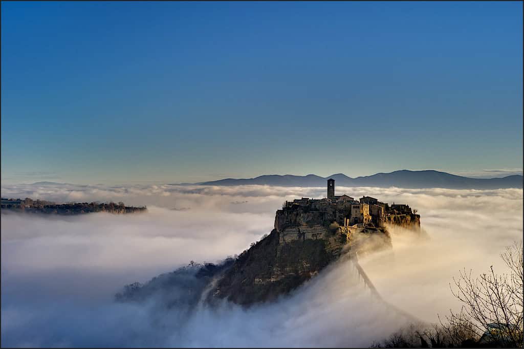 Potrebbe essere un'immagine raffigurante montagna, Castello di Eltz, natura e nebbia