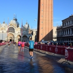 Con AV Run alla Venice Marathon 2026 Nessuna descrizione della foto disponibile.