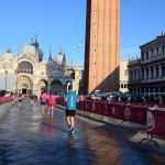 Con AV Run alla Venice Marathon 2026 Nessuna descrizione della foto disponibile.