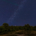 Conero Sotto le Stelle Cadenti con Astrofilo Nessuna descrizione della foto disponibile.