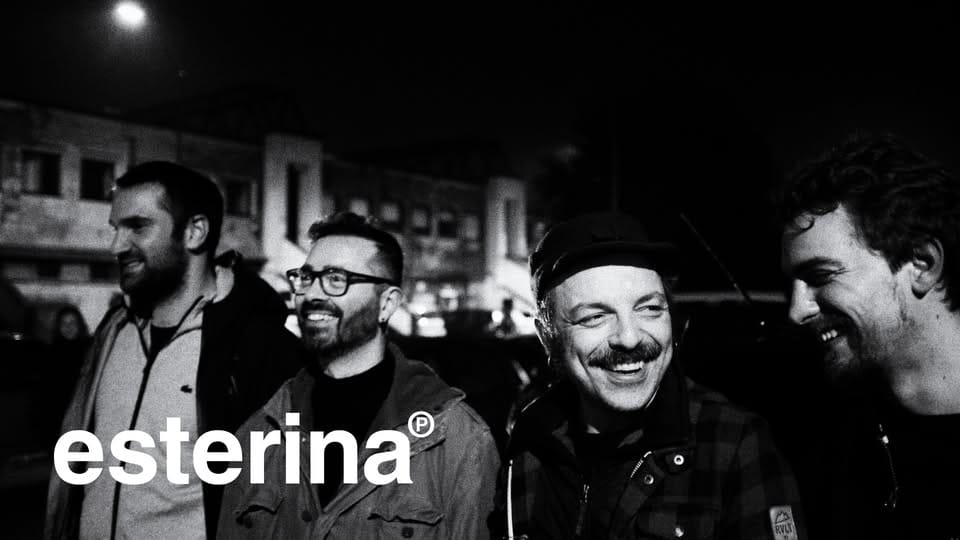 esterina dal vivo al Fuori Luogo Potrebbe essere un'immagine in bianco e nero raffigurante una o più persone e il seguente testo "esterina P"