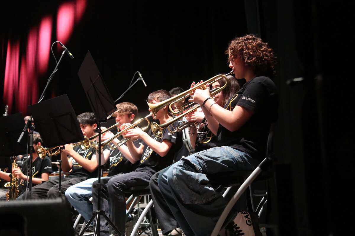 I bambini suonano per i bambini Potrebbe essere un'immagine raffigurante tromba, clarinetto, flauto, ottone, sassofono e oboe