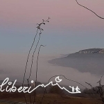 IL GRANDE SABBA D’ESTATE E LA “PIETRA MAGICA”👣 Potrebbe essere un'illustrazione raffigurante testo