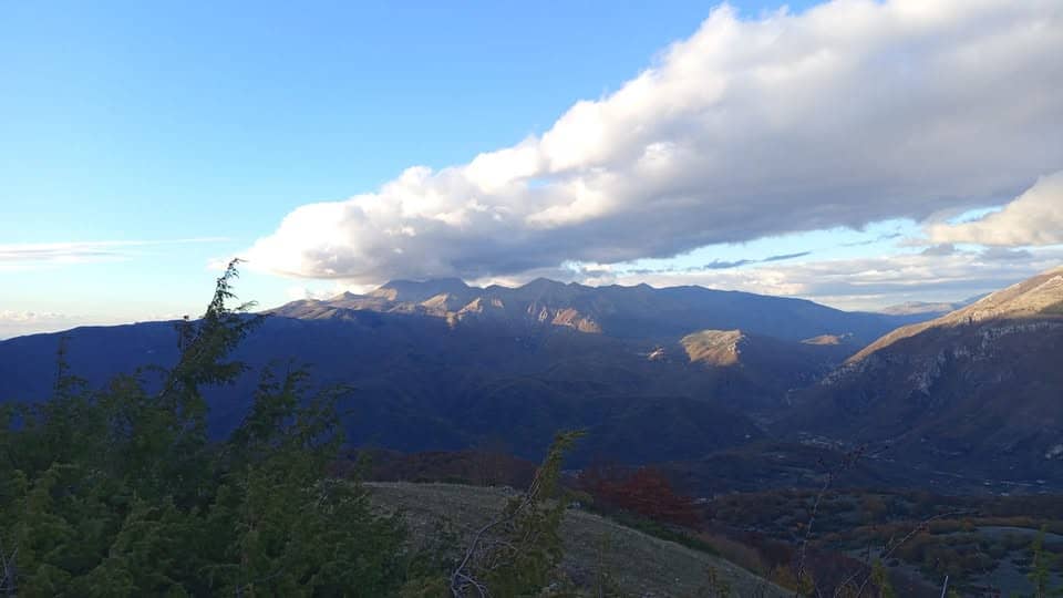 Potrebbe essere un'immagine raffigurante nebbia e montagna