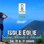 Isole Eolie: Salina, Alicudi e Filicudi Potrebbe essere un'immagine raffigurante il seguente testo "00 BIACCO TIEKIING Ai Aigge SERIA igae M解美 だま ISOLE EOLIE Salina Alicudi e Filicudi DAL 18 AL 21 GIUGNO"